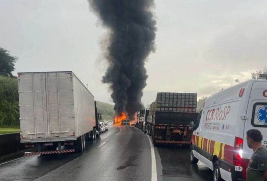 Acidente na Dutra: Carreta com enxofre tomba e pega fogo em SP